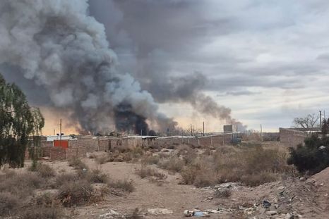 El incendio de Las Heras se advirtió desde gran parte del centro. El incendio de Las Heras se advirtió desde gran parte del centro.