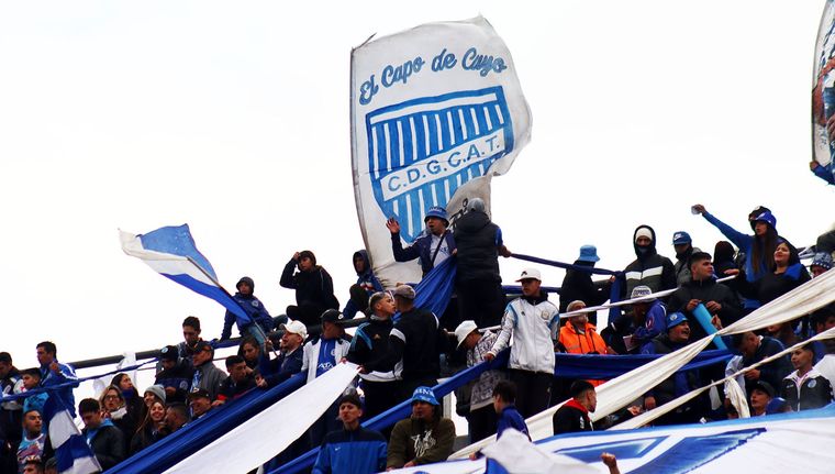 Hinchada Hinchas Godoy Cruz Antonio Tomba (18).JPG