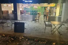 El vidrio quedó destruido en la vereda.&nbsp;