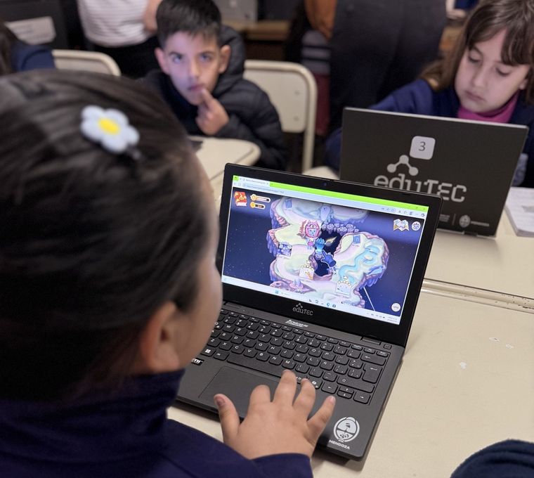 Los alumnos aprenden matemática con desafíos y juegos. Los alumnos aprenden matemática con desafíos y juegos.