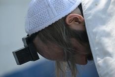 Los miembros de la secta denuncian una persecución religiosa en su contra y defienden sus costumbres. Los miembros de la secta denuncian una persecución religiosa en su contra y defienden sus costumbres.