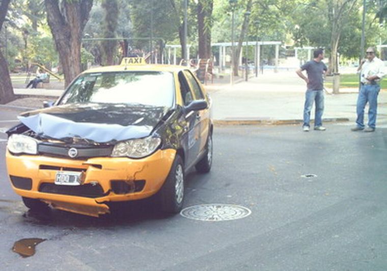 Sólo el taxi quedó en el lugar del siniestro. Foto: Mdz