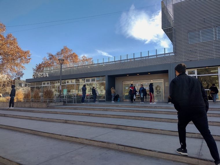 La Guardia y farmacia del Hospital Central están colapsadas Foto: MDZ