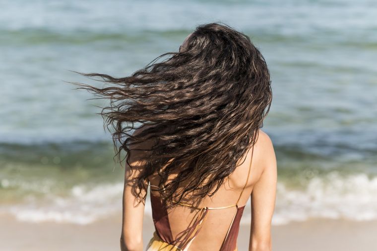 Los consejos de una médica especialista para cuidar el cabello en verano.