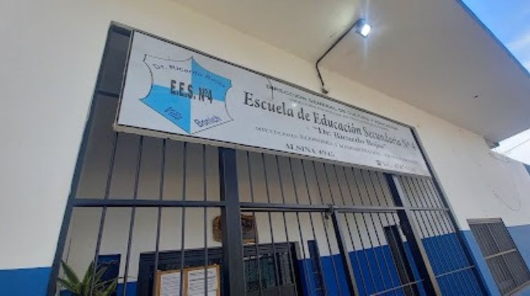 La almuna apuñaló a su compañero en la puerta de su escuela.