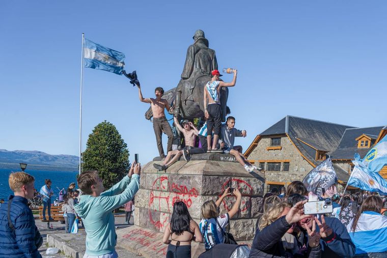 La estatua de Julio Argentino Roca en Bariloche es un ícono de la ciudad: a veces target de vandalismo, otras punto de reunión Foto: Shutterstock