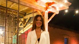 Victoria Abihaggle se decantó por un look total white con un traje que tenía detalles en dorados, El toque sensual fue que debajo sólo lucía brassier en negro. Foto: César Crespo