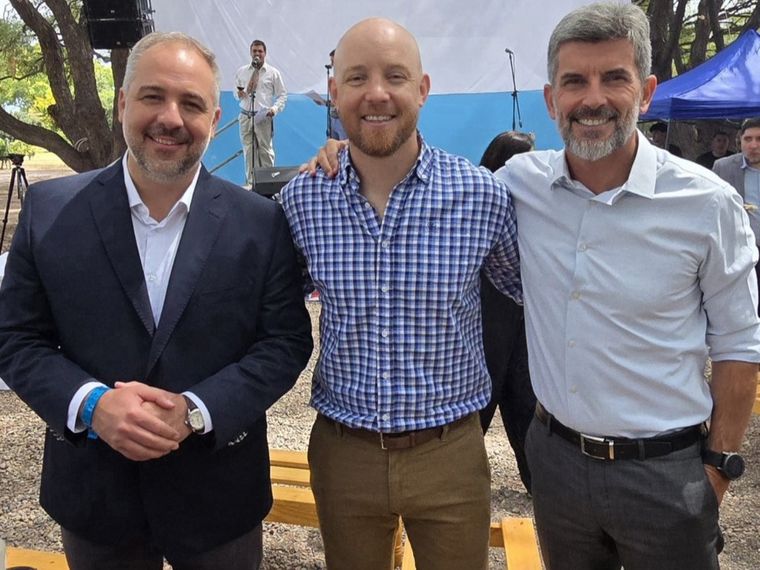 Una foto que incomoda en el cornejismo, pero que alivia porque todos tienen un rival común: Luis Petri. Una foto que incomoda en el cornejismo, pero que alivia porque todos tienen un rival común: Luis Petri.