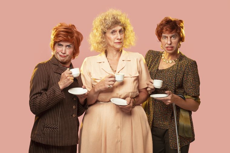 Beba (Marian Moretti) y las hermanas Nené (Julián Pucheta) y Chichí (Marco Gianoli).