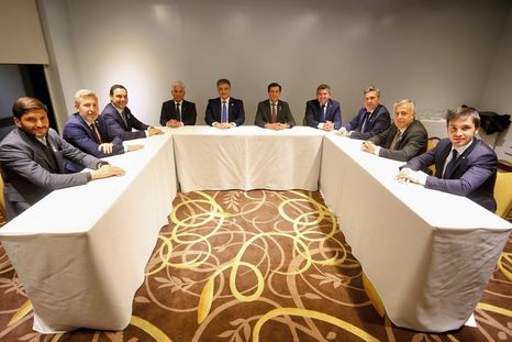 Gobernadores evalúan sellar un frente electoral único contra el peronismo y Javier Milei. Gobernadores evalúan sellar un frente electoral único contra el peronismo y Javier Milei.