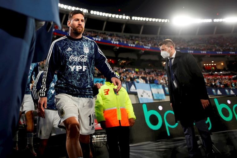El Monumental fue una fiesta, pero el comportamiento del público dejó expuesta a la Selección Foto: EFE