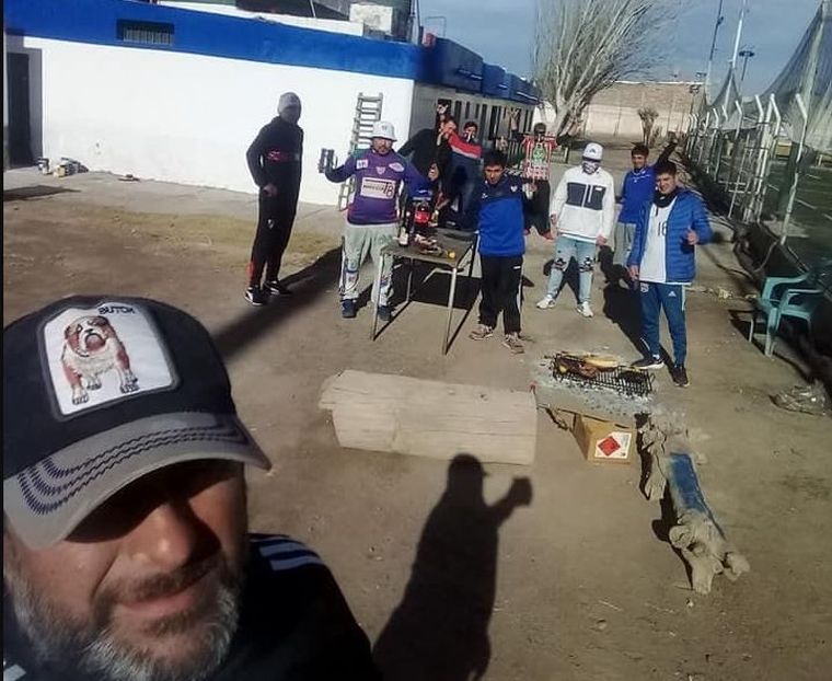 Tarjeta Roja La reunión violó todas las normas sanitarias. La Justicia busca a los responsables.