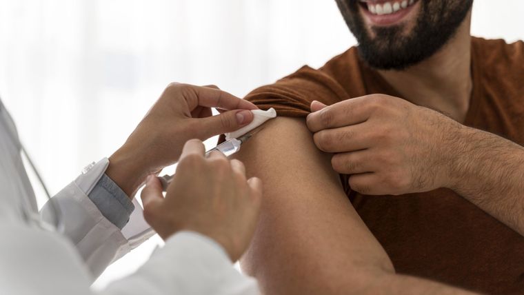 Además de la vacunación, hay hábitos cotidianos que son fundamentales para proteger la salud respiratoria en invierno.