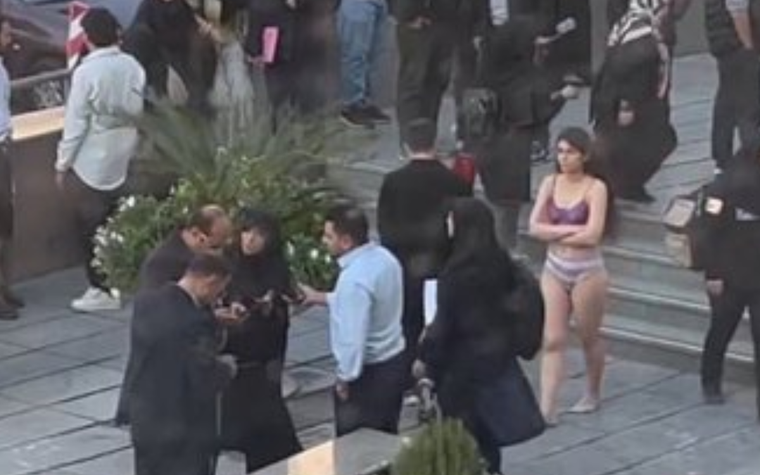 La joven iraní fue detenida por la misma causa por la que Mhasa Amini fue asesinada: no cubrir el cuerpo con el velo islámico o Hiyab. Foto: X