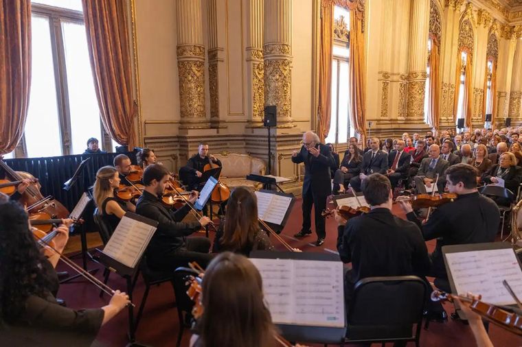 Concierto de la Georgian Sinfonietta, orquesta de cámara del Estado de Tbilisi bajo la dirección musical de Nurhan Arman. Concierto de la Georgian Sinfonietta, orquesta de cámara del Estado de Tbilisi bajo la dirección musical de Nurhan Arman.