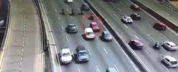 La persecución se extendió varios metros