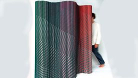 Plissade se compone de una capa interior de fieltro reciclado con prendas de poliéster posconsumo y su capa exterior es un tejido elaborado con hilos de poliéster reciclados. Fuente: Deezen.com Plissade se compone de una capa interior de fieltro reciclado con prendas de poliéster posconsumo y su capa exterior es un tejido elaborado con hilos de poliéster reciclados. Fuente: Deezen.com