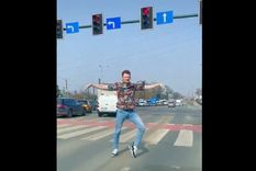 El joven se bajó del auto y bailó de forma espectacular cuando el semáforo estaba en rojo Foto: Captura Video