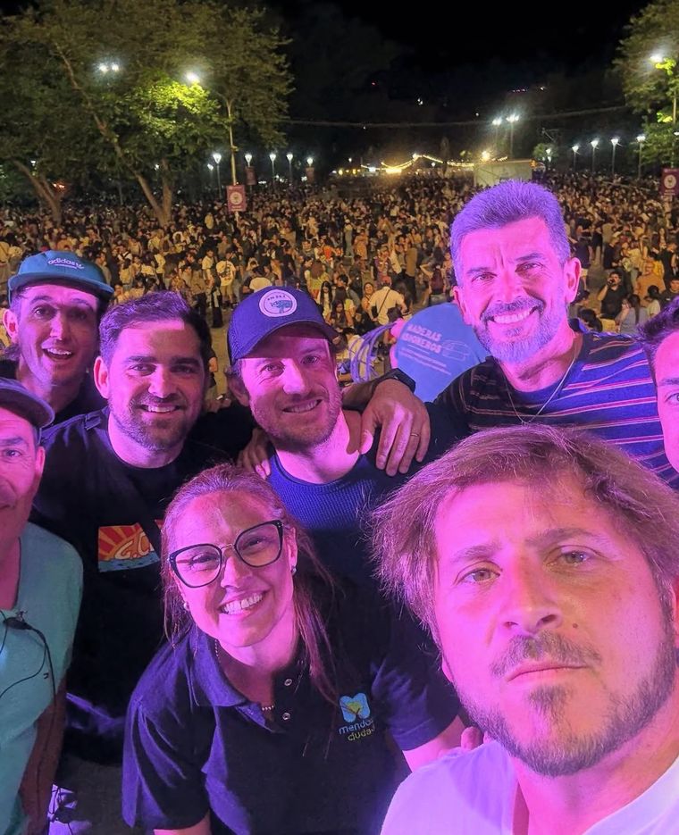 Ulpiano Suarez y Laura Fuerte, directora de Cultura de la Ciuidad, junto a los chicos de Nero producciones. Ulpiano Suarez y Laura Fuerte, directora de Cultura de la Ciuidad, junto a los chicos de Nero producciones.