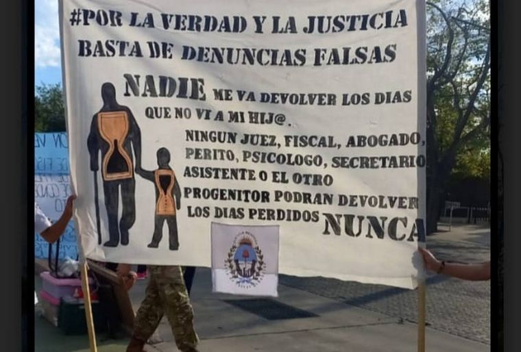 En siete provincias se realizaron protestas exigiendo la aprobación de una ley que penalice las falsas denuncias. Foto: Foto: Captura de video