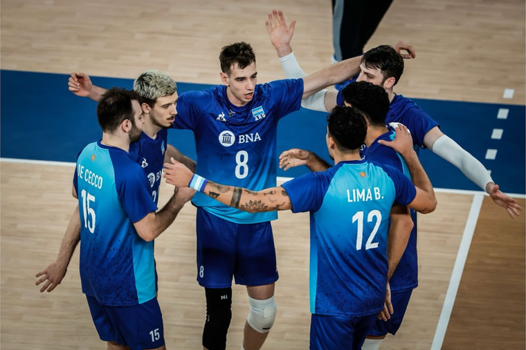 El seleccionado masculino de vóley se metio en los cuartos de final de la VNL. Foto: FEVA
