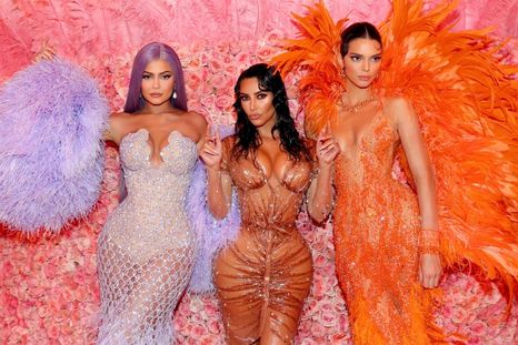 Kim, Kendall y Kylie se reunen para mostrar una tendencia 2022. Foto: Telemundo 51