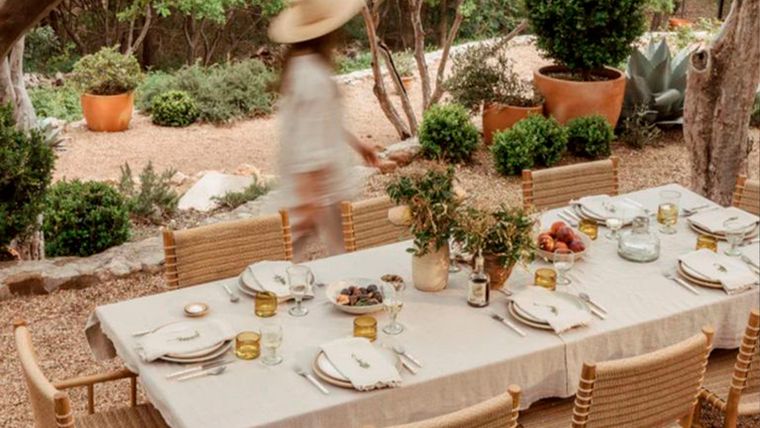 Un diseño sostenible con muebles de exterior de ratán y teca que combinan la artesanía con una calidad duradera, Créditos: Hati Home