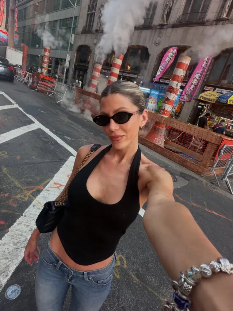 El look casual chic de Cande Ruggeri en Nueva York. El look casual chic de Cande Ruggeri en Nueva York.