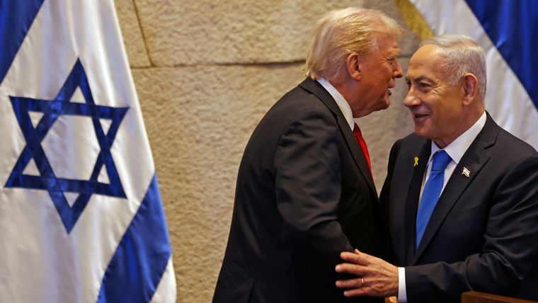 Trump visitó Israel y se dirigió a su Parlamento el 13 de octubre, haciendo coincidir su viaje con la liberación de los rehenes.