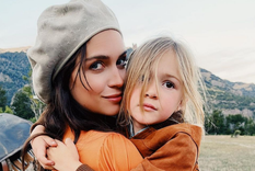 zaira nara mostro el inmenso y hermoso caballo de malaika, su hija