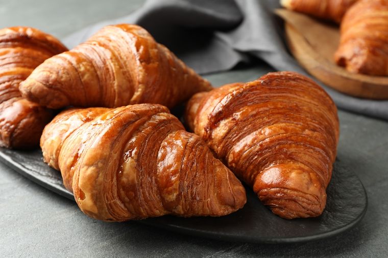 La receta del típico hojaldrado del croissant se logra gracias a una técnica llamada laminado, que alterna capas de masa y mantequilla. La receta del típico hojaldrado del croissant se logra gracias a una técnica llamada laminado, que alterna capas de masa y mantequilla.