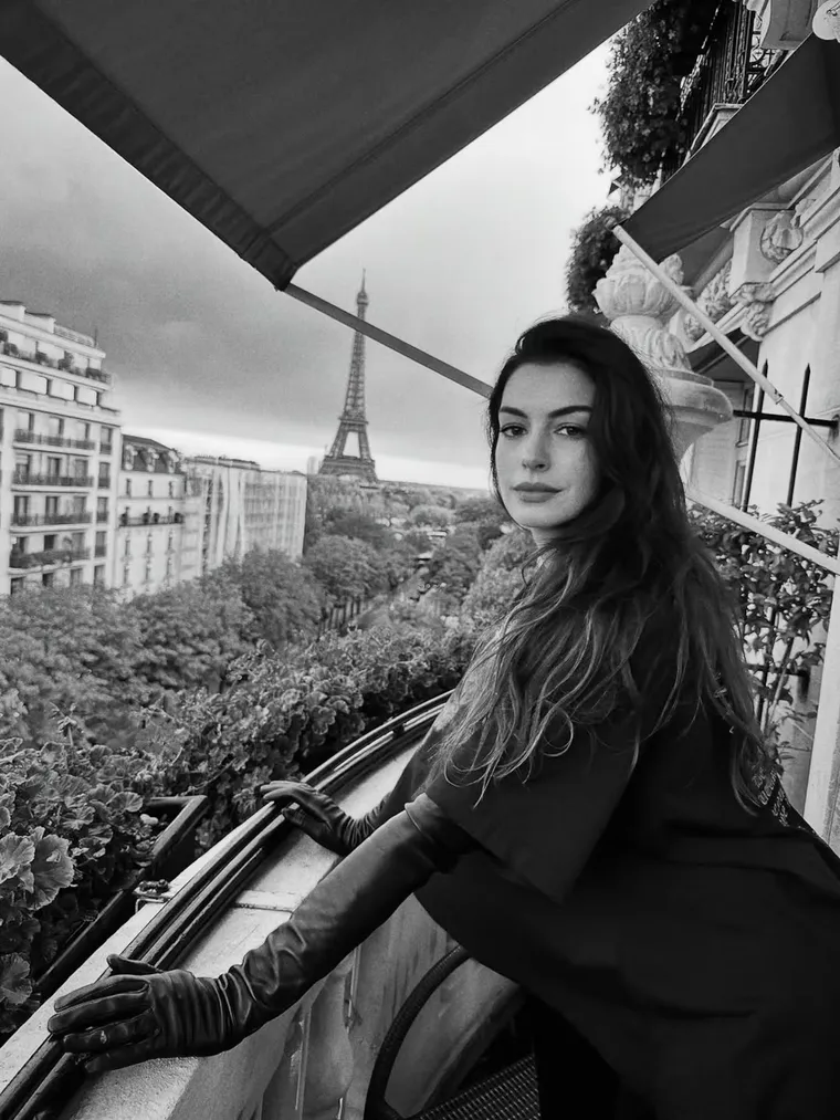 La actriz redefinió el estilo rockero con una túnica negra y joyas de Bulgari. La actriz redefinió el estilo rockero con una túnica negra y joyas de Bulgari.