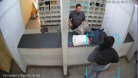 El momento del secuestro de los celulares y chips. El momento del secuestro de los celulares y chips.