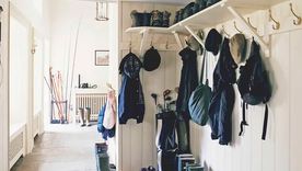 Para abrigos, sombreros y bufandas mojados, colocar ganchos en la entrada o en el cuarto de servicio es la forma más sencilla de evitar que la humedad se extienda por toda la casa.