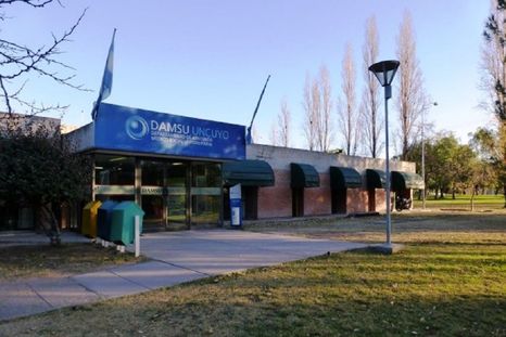 Las presentes reflexiones tienen como objetivo aportar elementos que colaboren en el análisis de la “grave crisis económica y prestacional que afecta al sistema de salud universitario” en el DAMSU. Las presentes reflexiones tienen como objetivo aportar elementos que colaboren en el análisis de la “grave crisis económica y prestacional que afecta al sistema de salud universitario” en el DAMSU.