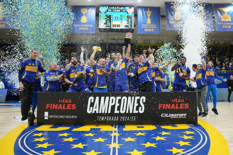 Boca obtuvo el bicampeonato en la Liga Nacional de Básquet y comparte el segundo lugar en el ranking de títulos con Peñarol y San Lorenzo, solo detrás de Atenas. Foto: @BasquetBocaJrs vía X