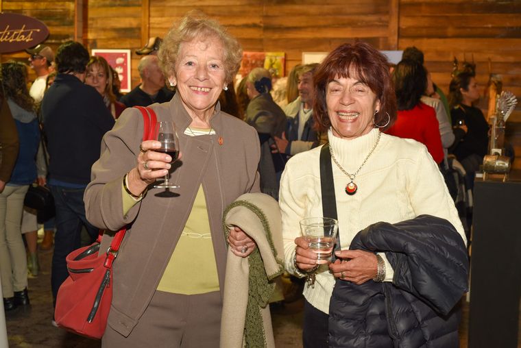 Las primas Graciela y Cristina disfrutando del arte y el vino en Bodega Santa Julia. Las primas Graciela y Cristina disfrutando del arte y el vino en Bodega Santa Julia.