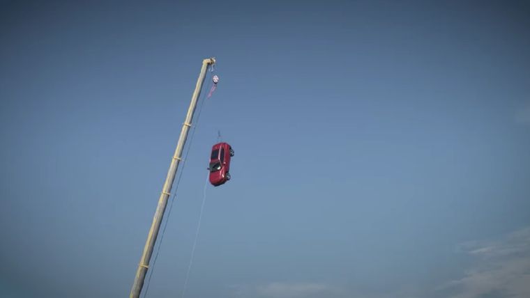 Volvo lanza autos desde 30 metros de altura