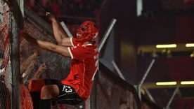Iván Marcone, justo el 23 de Independiente, se puso una máscara del diablo y se subió al alambrado. El Rojo lo festejó como un campeonato.&nbsp;