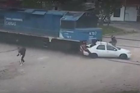 El auto quedó varado y cinco personas lograron bajar antes del impacto del tren.