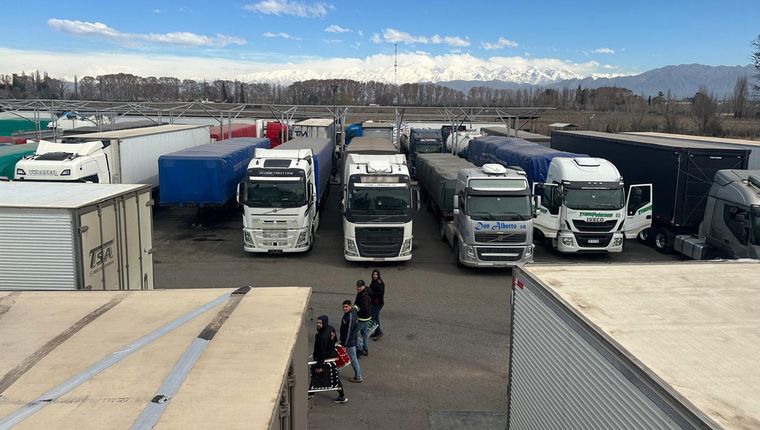 Camioneros llevan sus reposeras y viveres para juntarse luego dle almuherzo en Luján de Cuyo. Camioneros llevan sus reposeras y viveres para juntarse luego dle almuherzo en Luján de Cuyo.