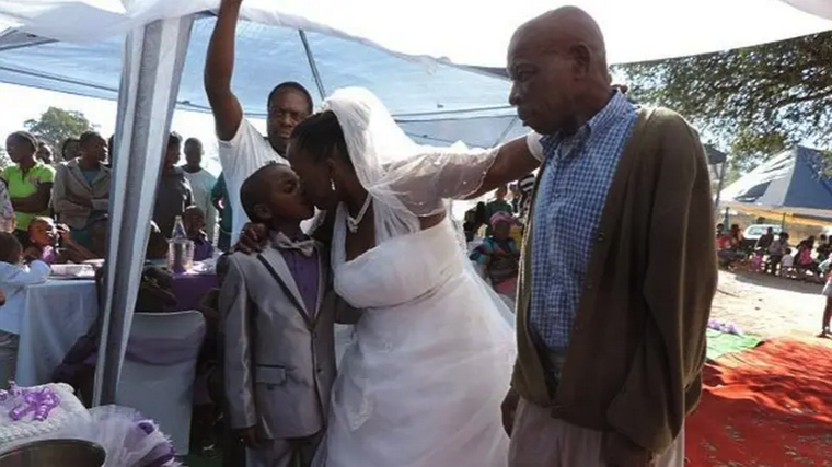 En África, un niño de 9 años fue casado con una mujer de 62. Foto: AlArabiya.
