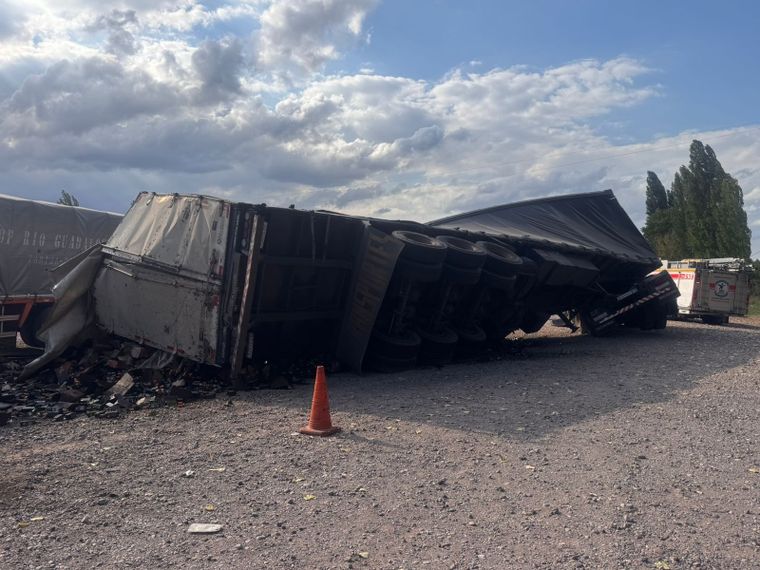 Así quedó el semirremolque del rodado al mando del camionero brasileño.&nbsp;