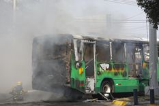 Un micro incendiado en medio del caos en México. Un micro incendiado en medio del caos en México.