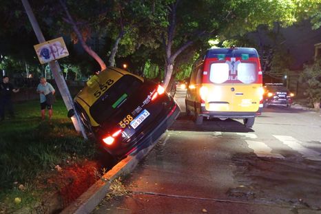 Godoy Cruz: robaron un taxi y lo chocaron contra un árbol. Godoy Cruz: robaron un taxi y lo chocaron contra un árbol.
