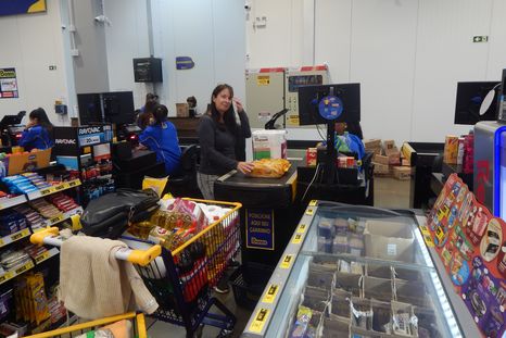 Cada vez más residentes de las ciudades de frontera cruzan a ciudades de Brasil o Paraguay para comprar más barato en locales de esos países. Cada vez más residentes de las ciudades de frontera cruzan a ciudades de Brasil o Paraguay para comprar más barato en locales de esos países.