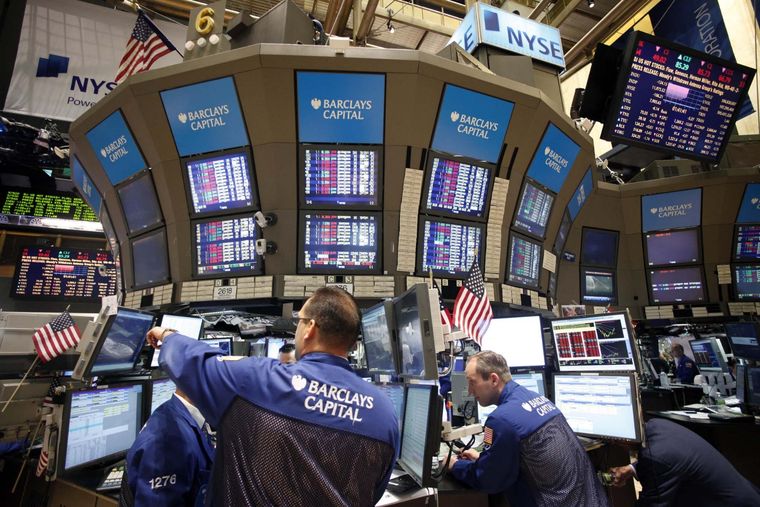 Los índices bursátiles en Nueva York operan todos en rojo, salpicando de alguna manera a los activos argentinos.