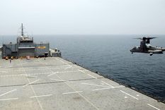 Marines de EEUU se preparan para el aterrizaje de una aeronave militar polivalente MV-22B Osprey a bordo del USS Lewis B. Puller.