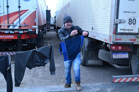 Miles de camioneros llevan un mes varados.