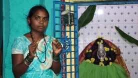 Shilpa muestra el collar que usan las devadasis.